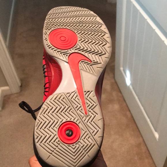 Basketball shoes - Picture 2 of 3